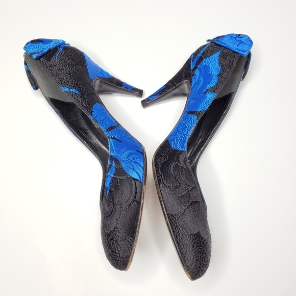 Stuart Weitzman || Blue & Black Floral Heels w Bow - Picture 2 of 11